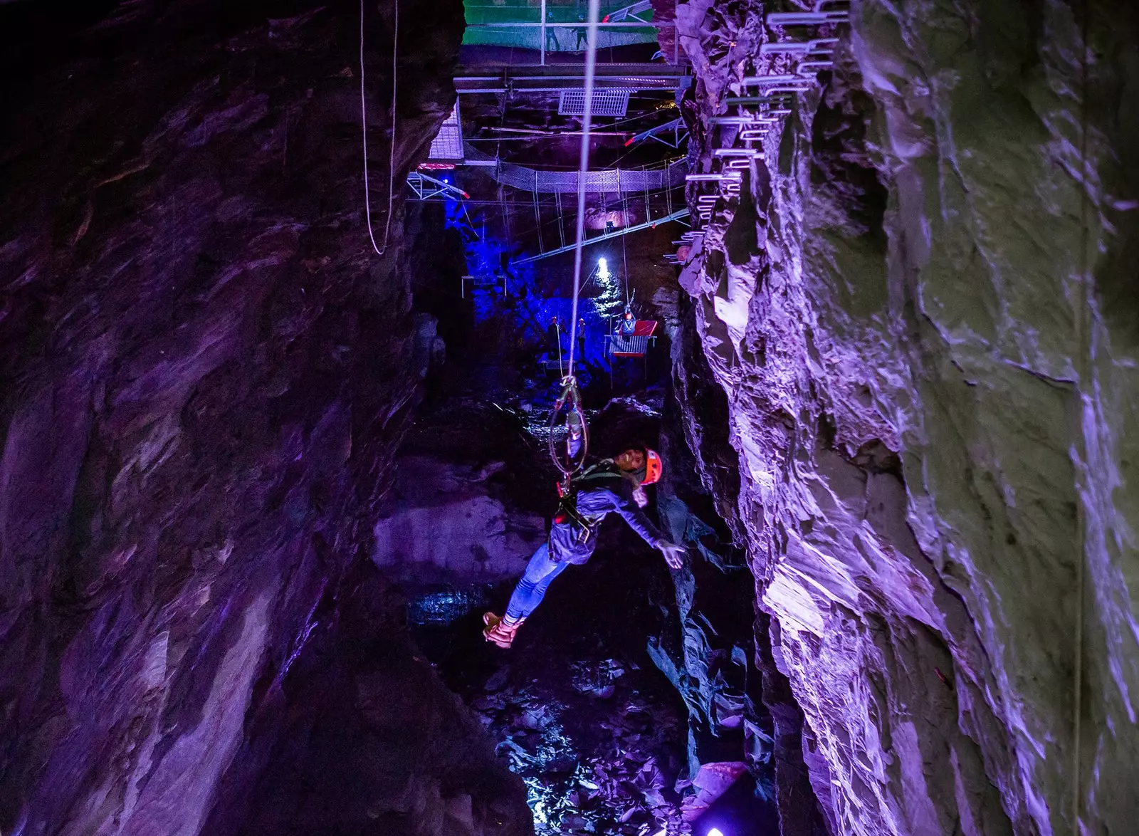 Trampolina dhe zip linja, kështu është ky shesh lojërash nëntokësor