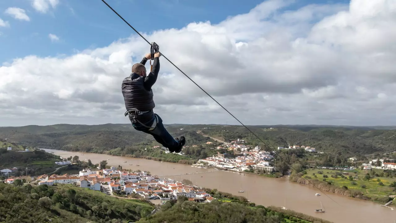 Esta é a primeira tirolesa do mundo que o transporta de volta no tempo