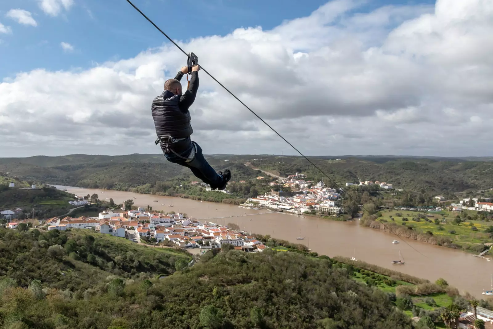 Kryds fra Spanien til Portugal på en zip-line på mindre end et minut og med mere end 70 km/t.