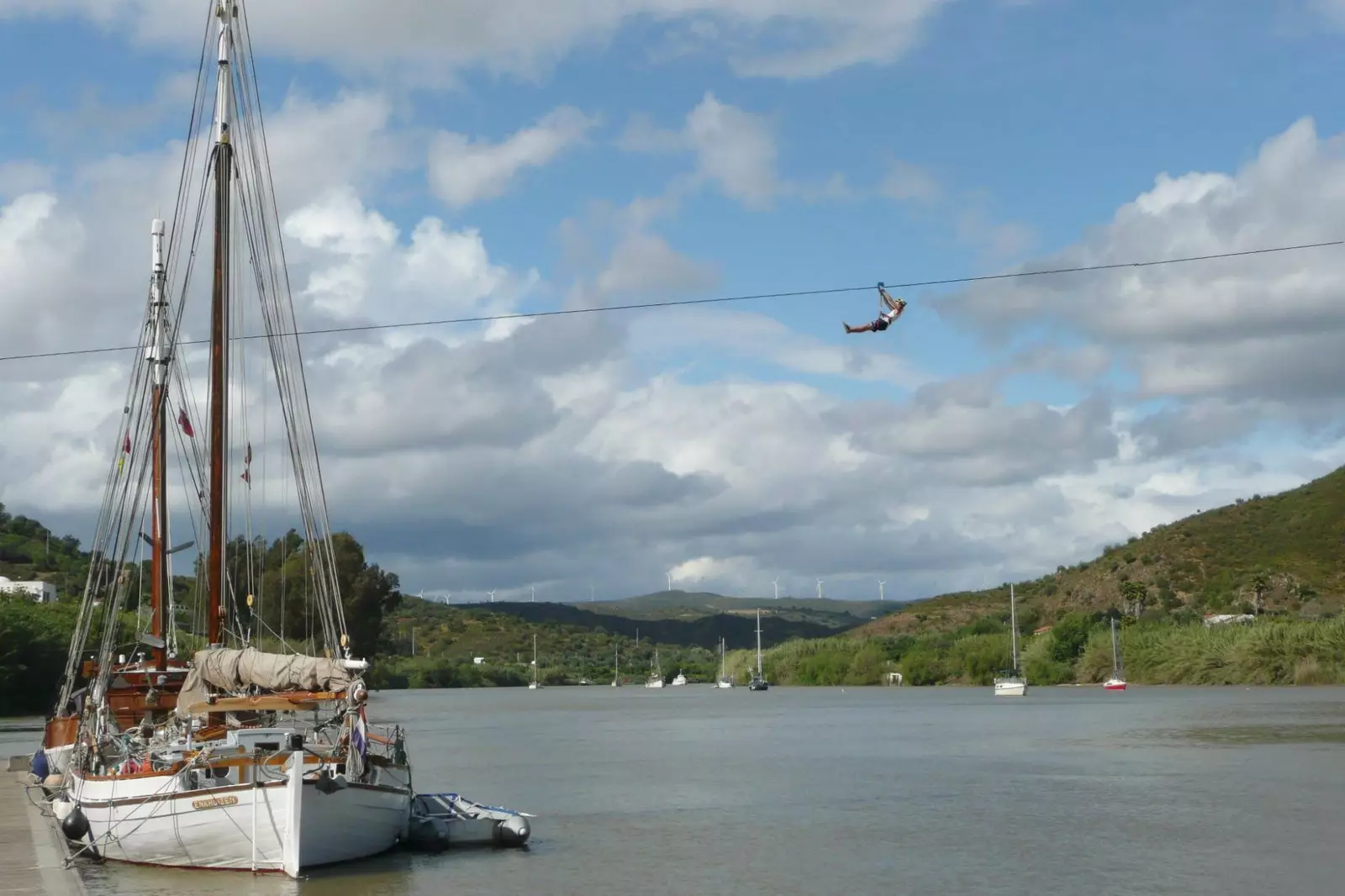 Fliegen Sie mit der Seilrutsche Limit Zero über den Fluss Guadiana.