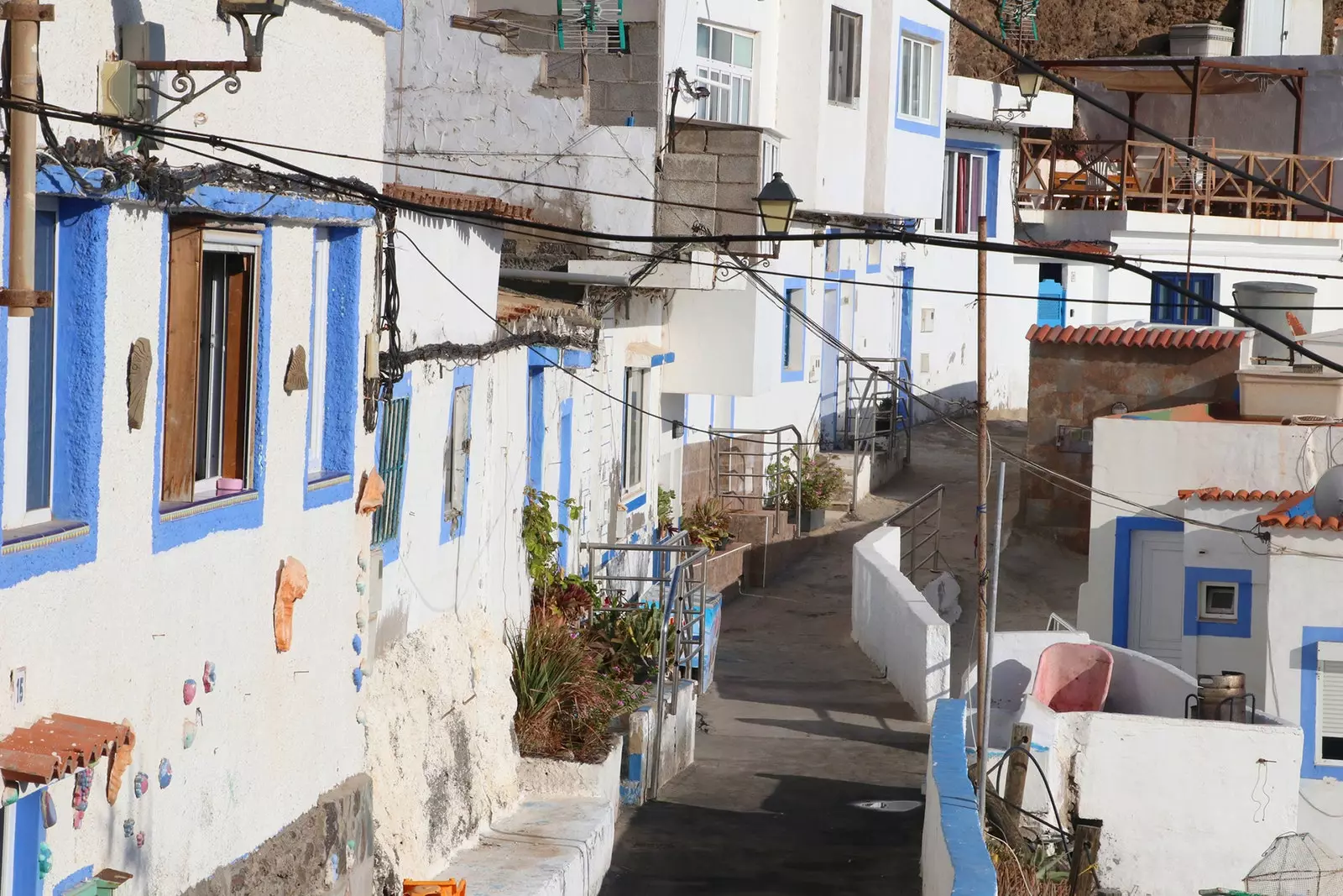 El blau i el blanc són els colors protagonistes dels carrers de Tufia