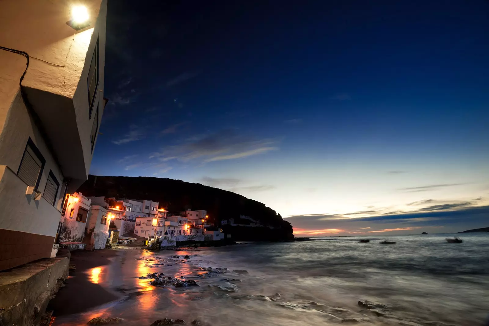 La nuit, la ville de Tufia garde une magie particulière