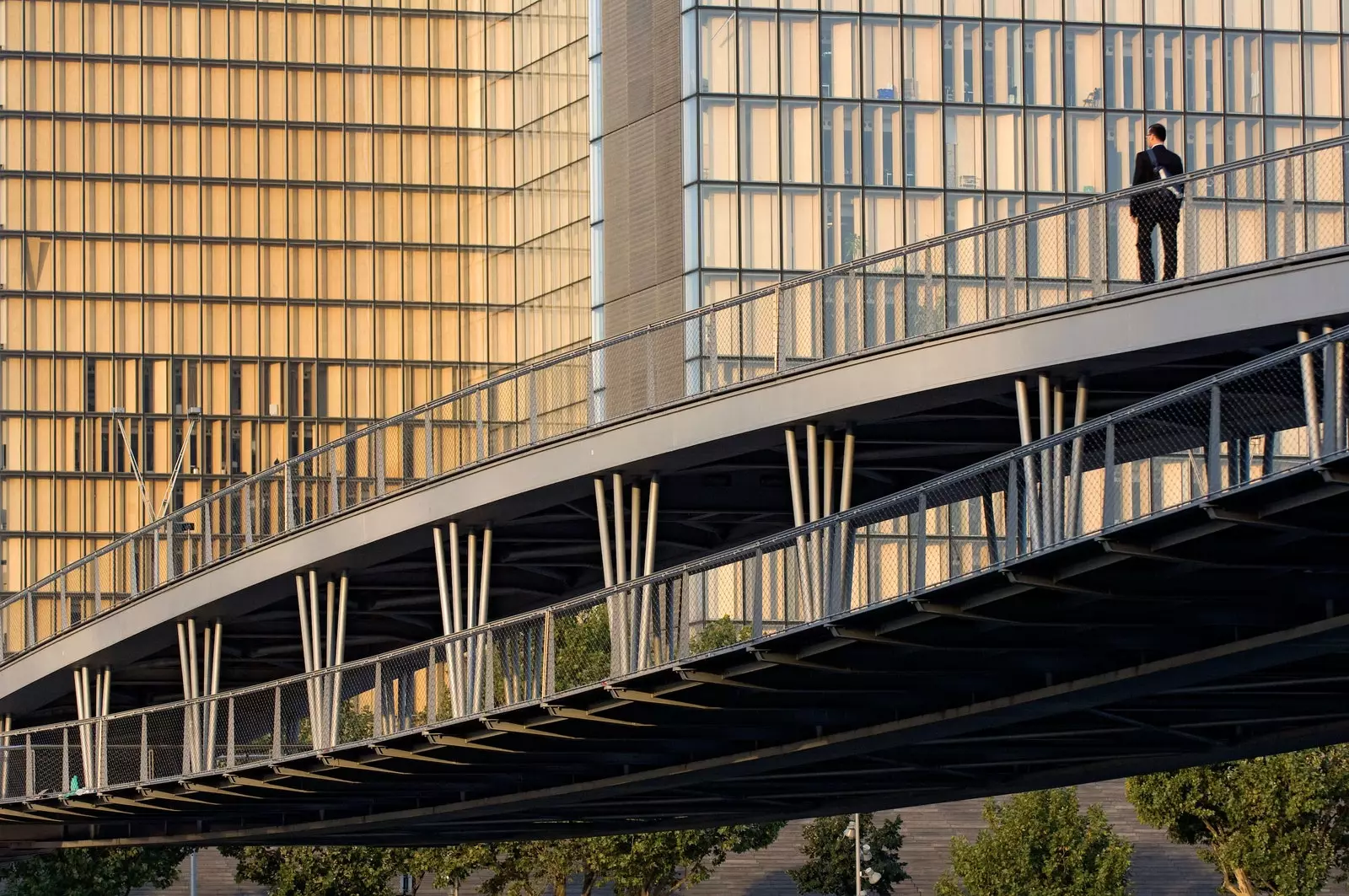 Passerelle Simone de Beauvoir avec la Bibliothèque François Mitterand derrière.