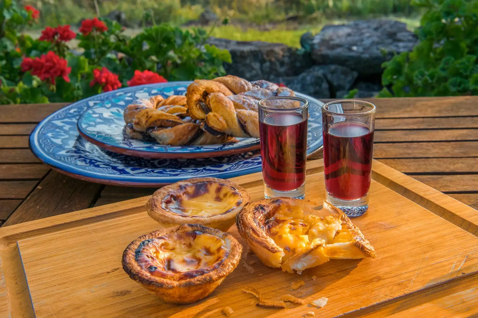 Vino i tradicionalni kolači iz Alentejo Portugala.