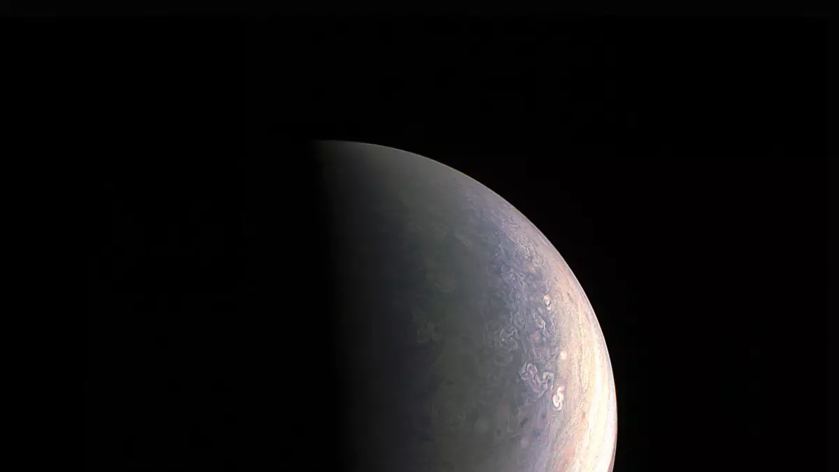 A sonda espacial Juno captura as primeiras imagens de Júpiter