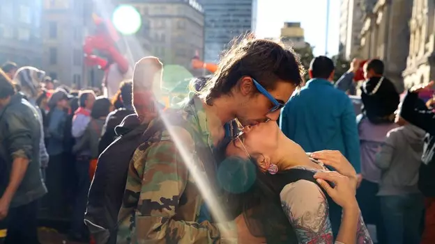 A photographer documents the world through kisses