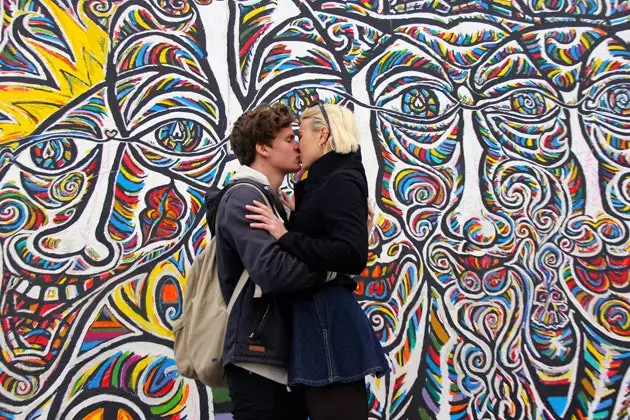 A photographer documents the world through kisses