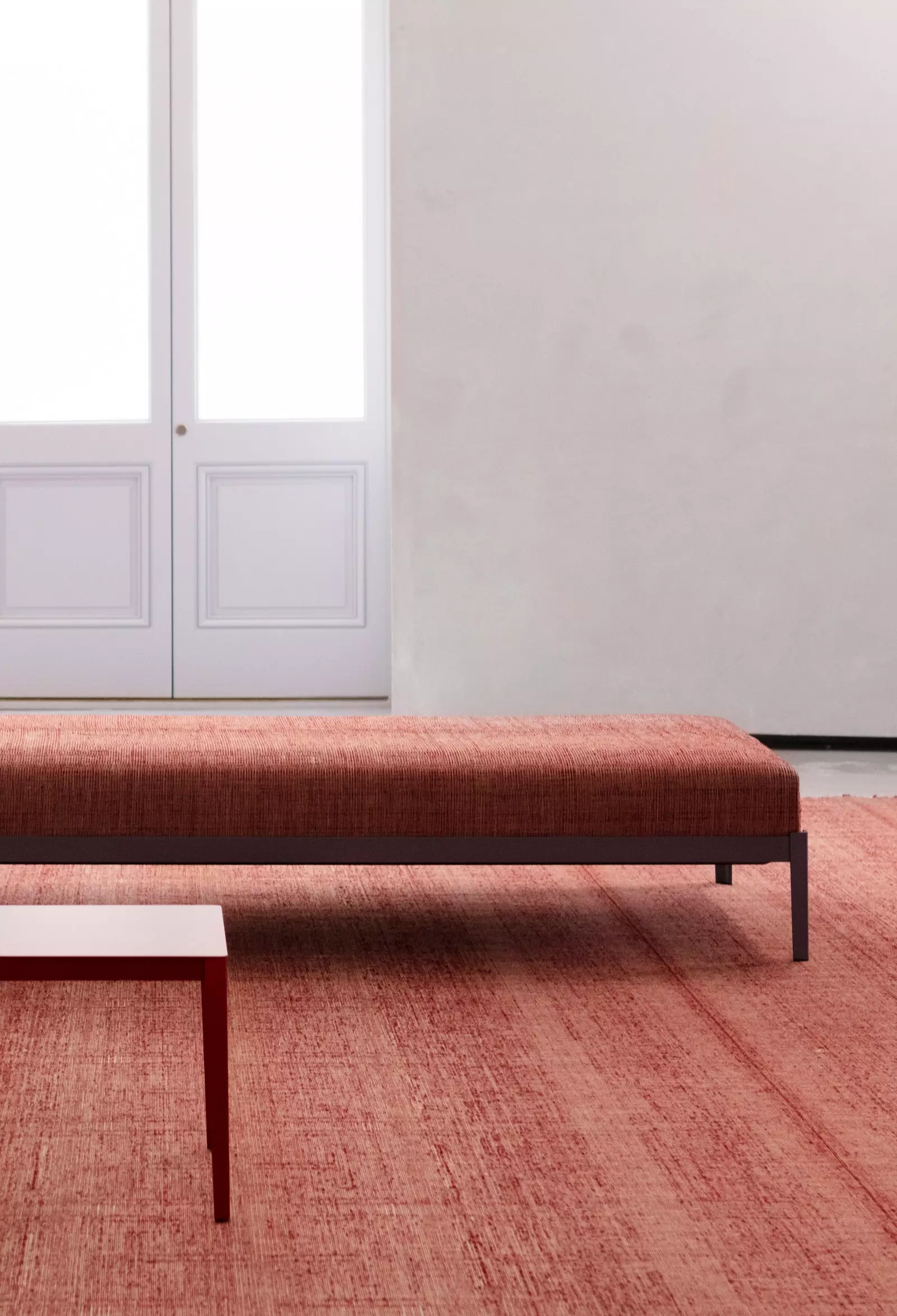 Amnagement intrieur rideaux table et chaise Officina veitingastaður Halle aux grains 2020 Studio Bouroullec