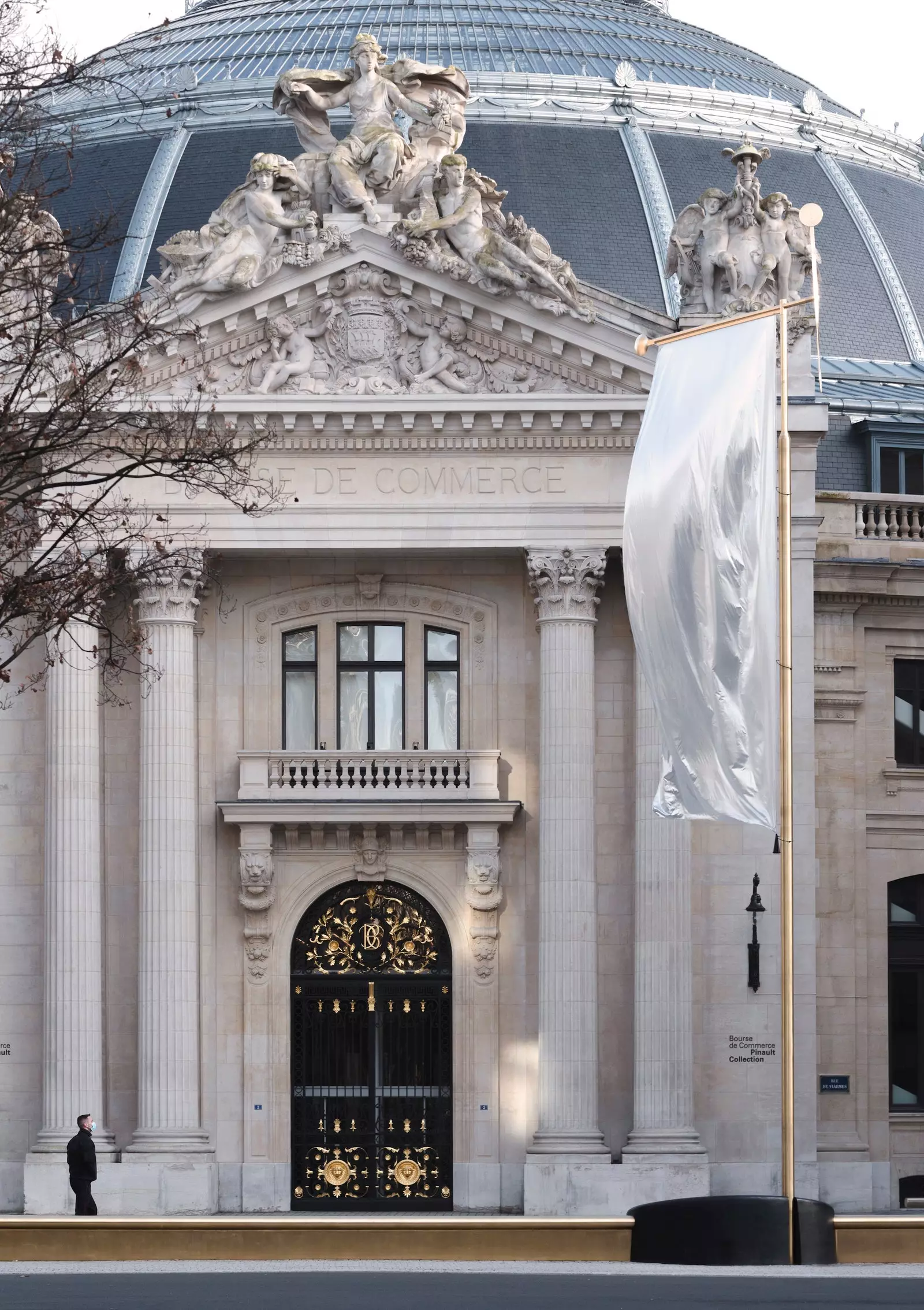 De buitenkant van de gerenoveerde Beurs van Koophandel